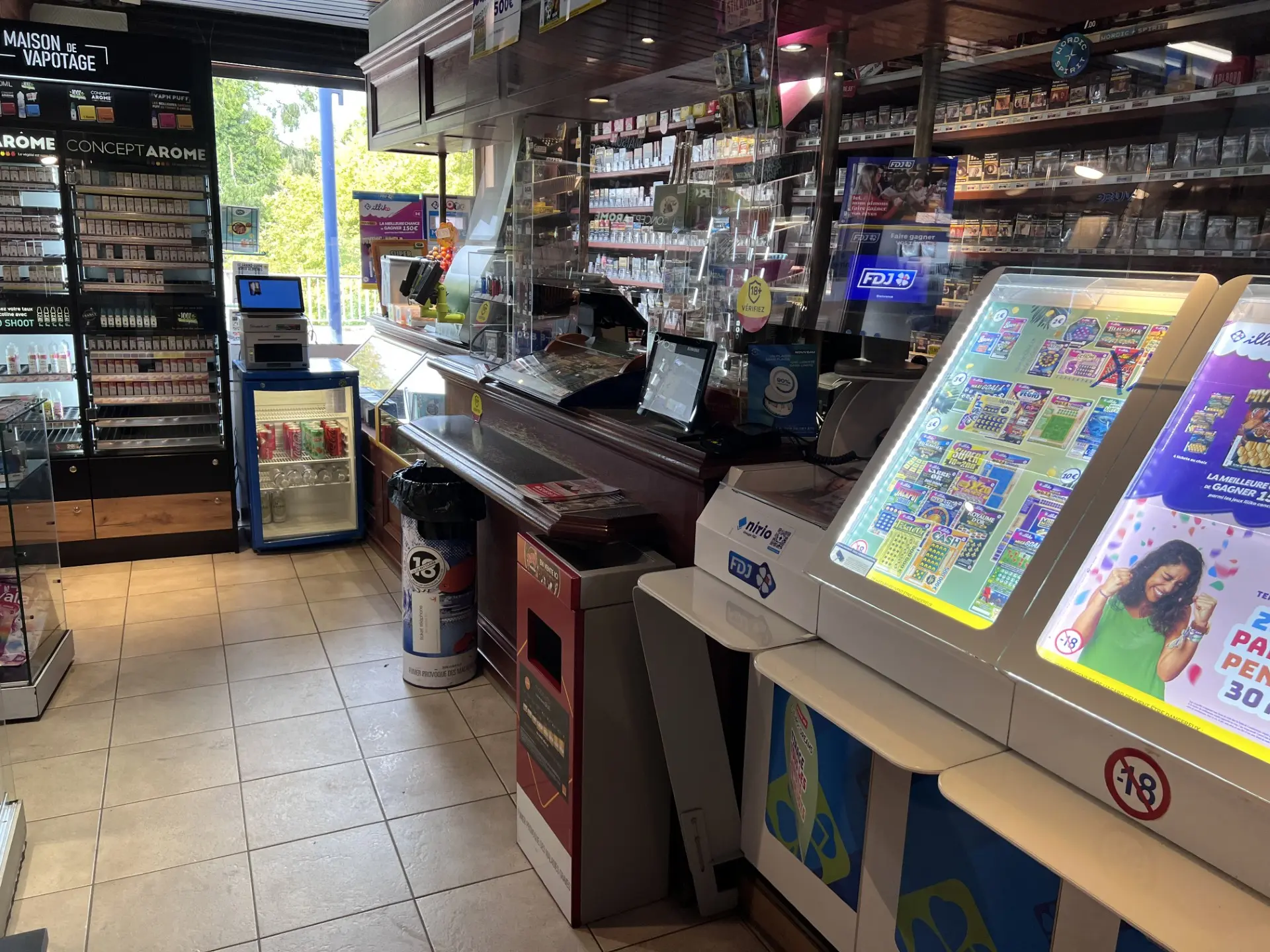 Autre vue du comptoir avec les boissons